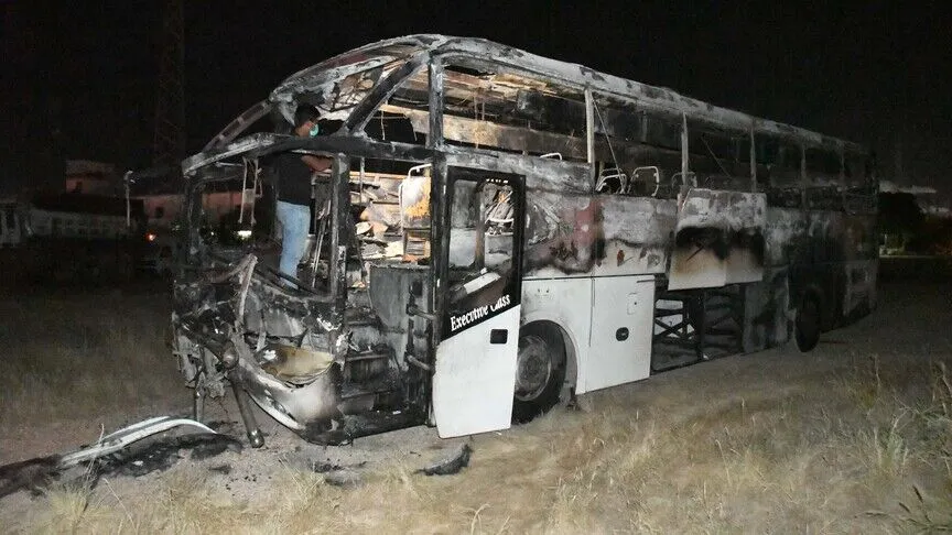 Pakistan'da otobüs uçuruma yuvarlandı: 40 ölü