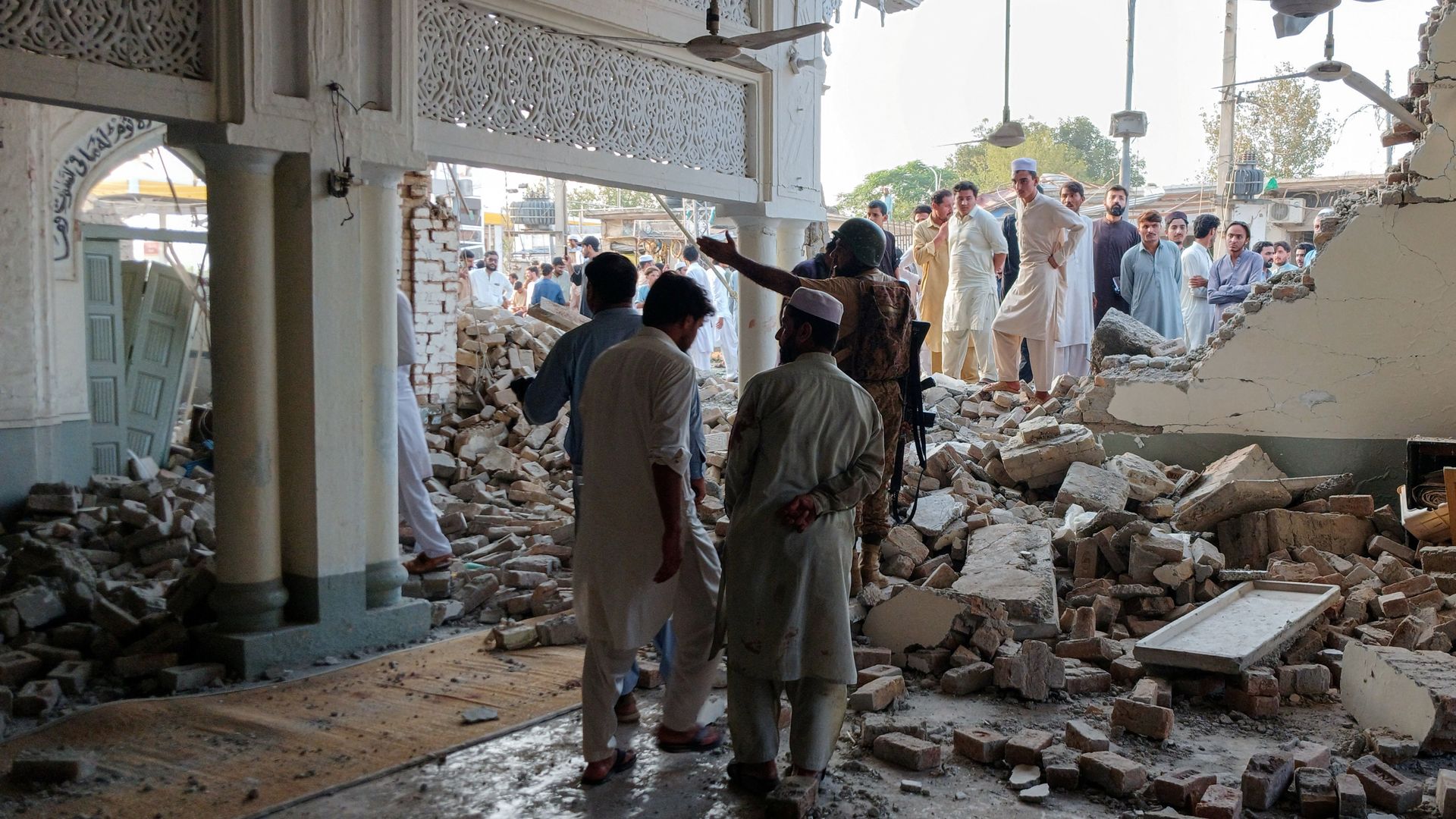 Pakistan'da polis merkezi yakınındaki camiye bombalı araç saldırısı: En az 16 ölü