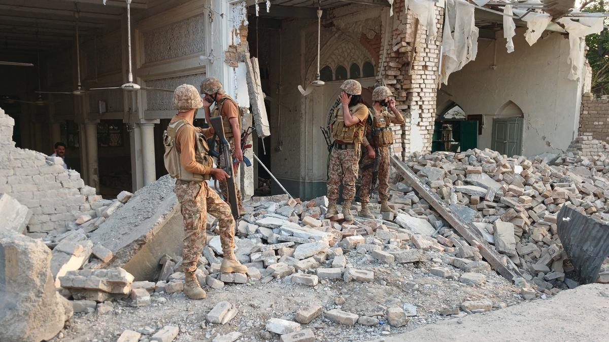 Pakistan'da polis karargahına saldırı: 31 ölü