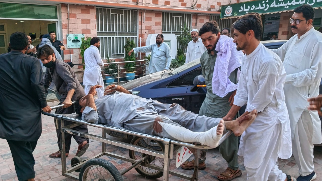 Pakistan'da polis kontrol noktasına intihar saldırısı: En az 11 ölü