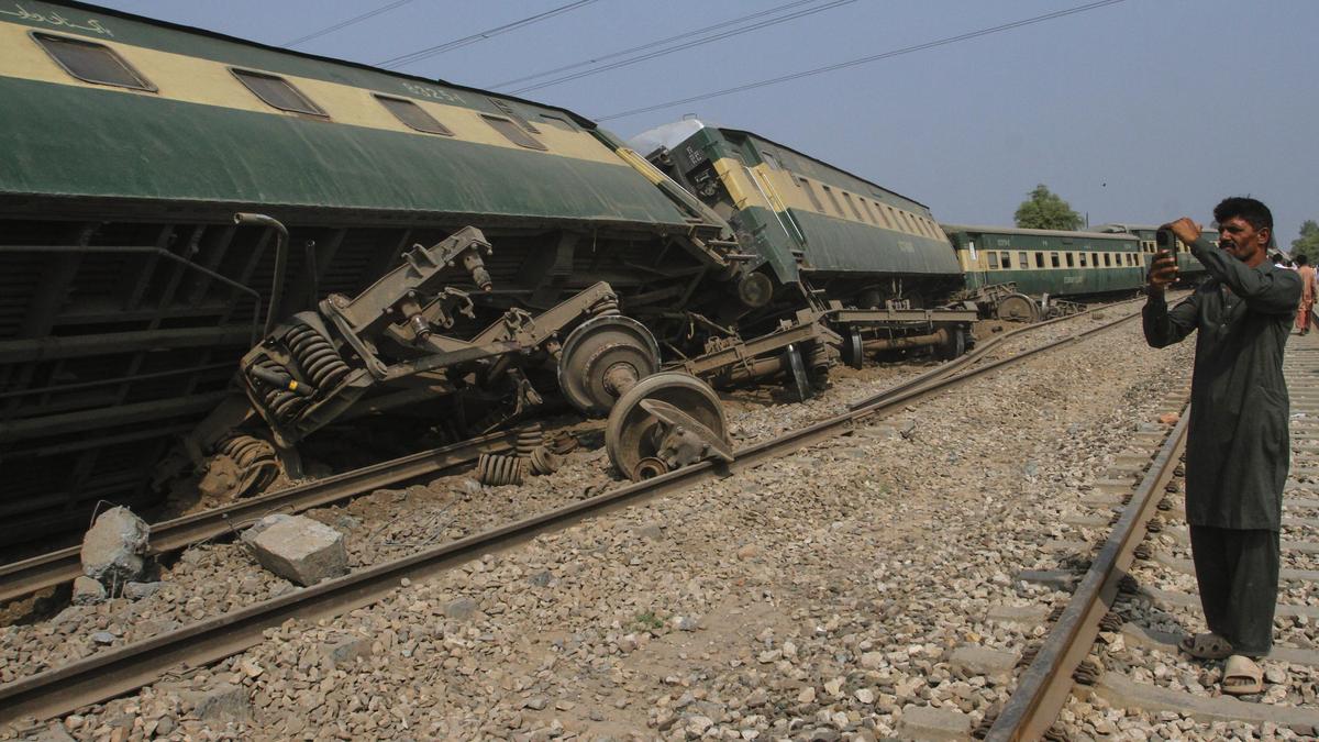 Pakistan'da yolcu treni raydan çıktı: 4 ölü, 30 yaralı