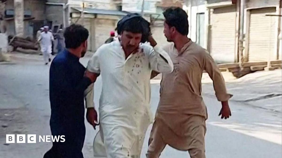 Pakistan'da cami saldırısı: En az 16 ölü