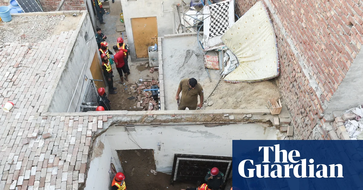 Pakistan'da çatı çöktü: 14 çocuk hayatını kaybetti