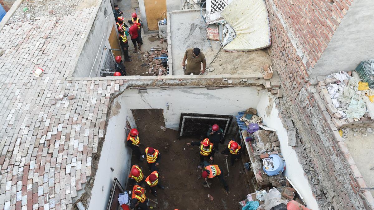 Pakistan'da çatı çöktü: 14 çocuk öldü