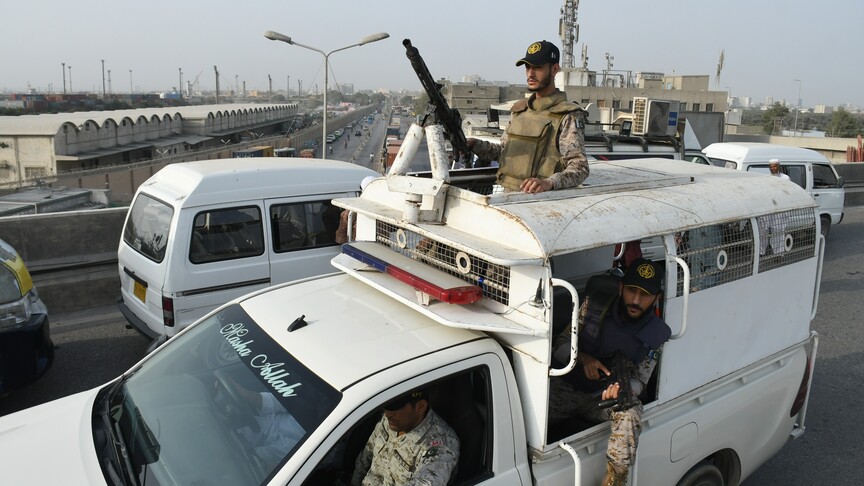 Pakistan'da Çatışma: 6 Asker Öldü, 3 Rehin Alındı
