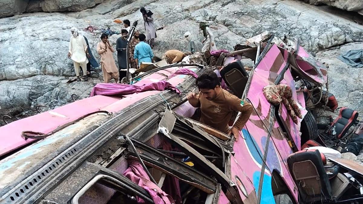 Pakistan'da Otobüs Uçuruma Yuvarlandı: 40 Ölü