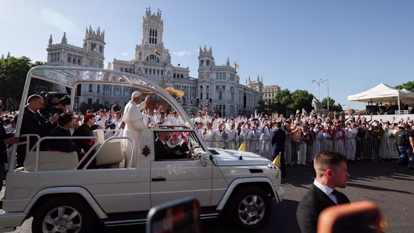 Papa Leo Madrid'de 1.2 Milyonluk Kitleye Yoksulların Yanında Olduğunu Söyledi