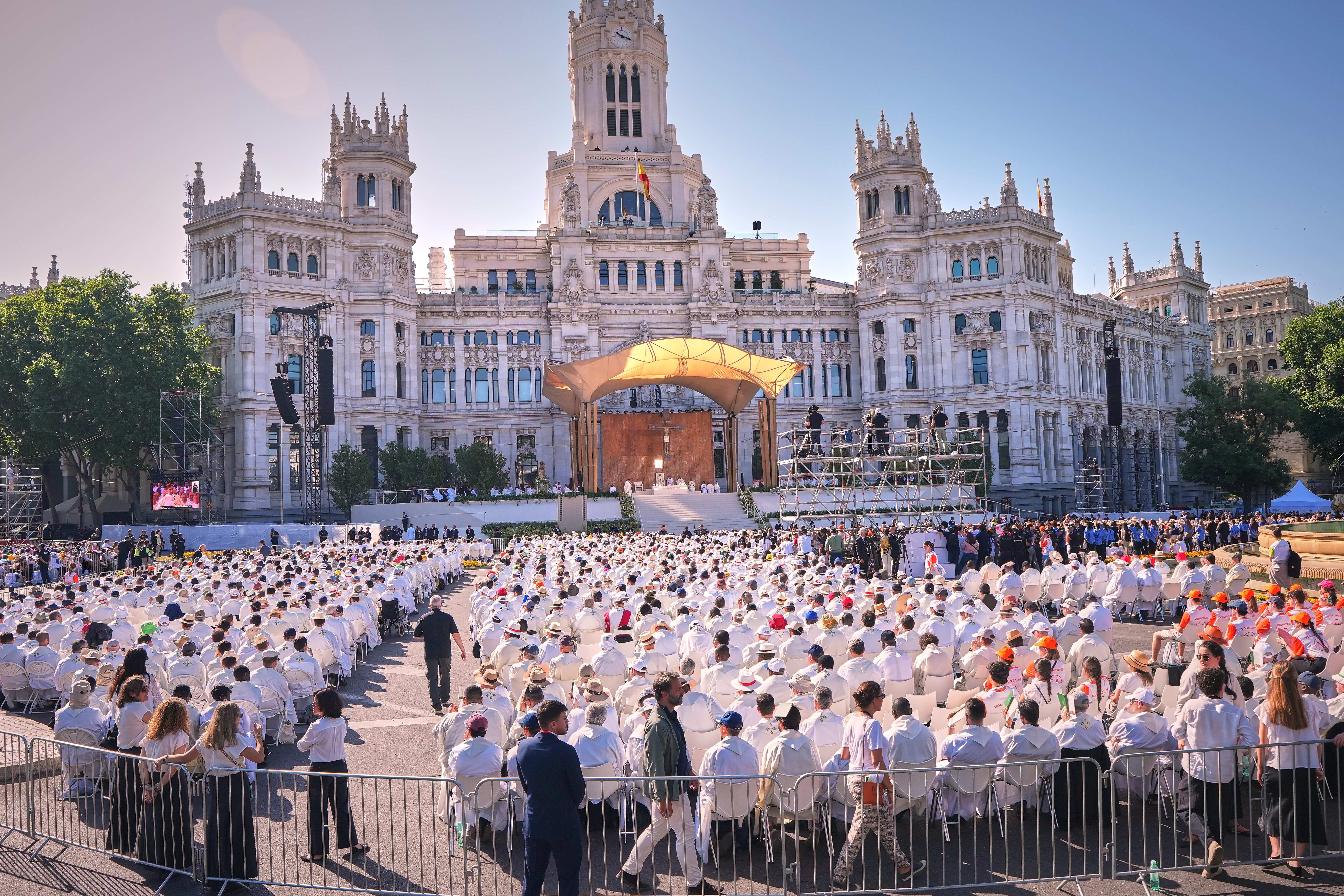 Papa Leo Madrid'de: 1 Milyon Kişi Çiçek Halılı Alayı İzledi