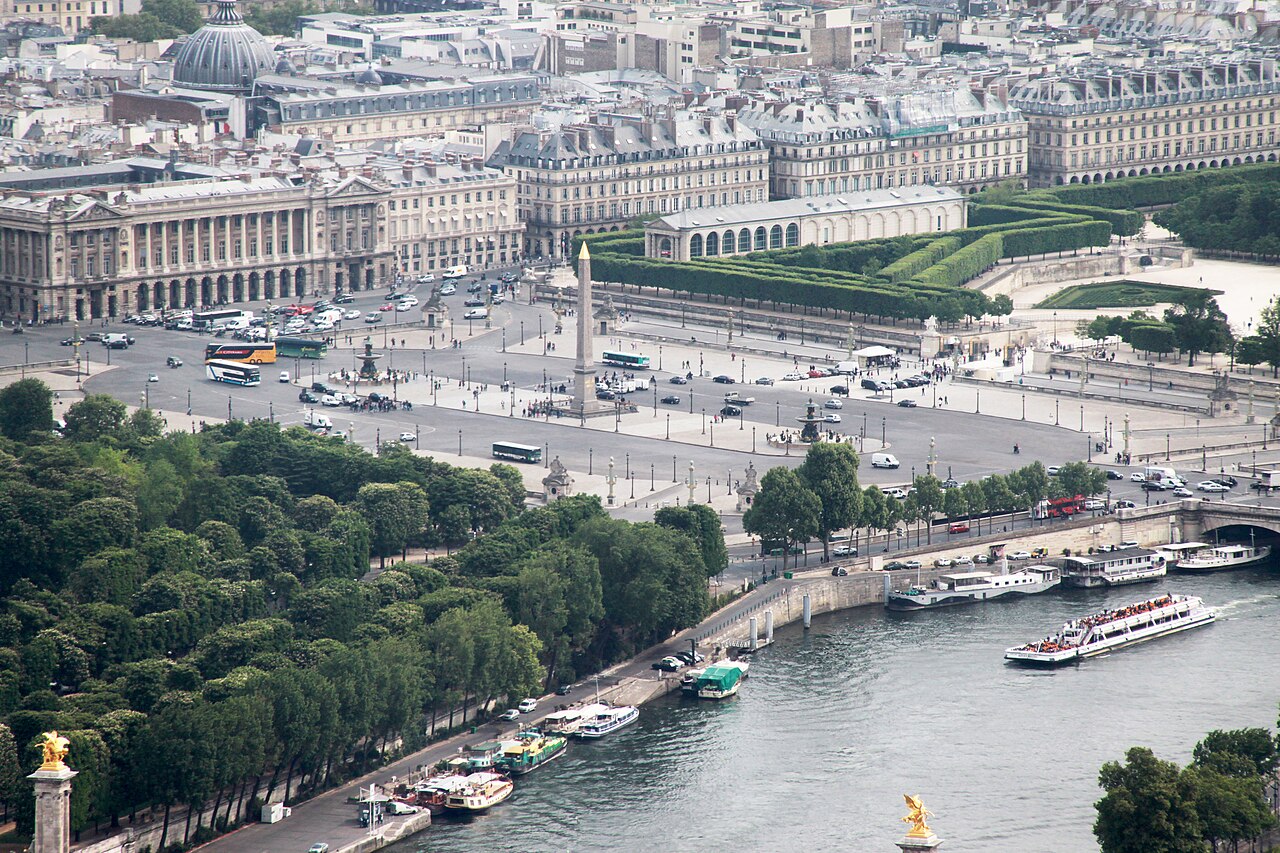 Papa Leo, Paris'te Yüz Binleri Selamladı: Champs-Élysées'de Tarihi Geçiş