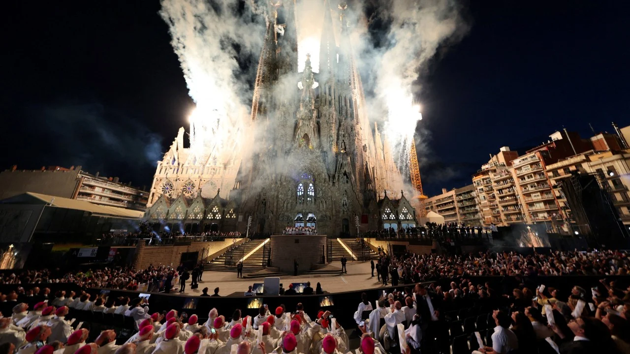 Papa Leo, Barselona'daki Sagrada Familia'nın dev kulesini kutsadı
