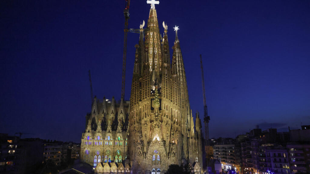 Papa Leo'dan Barselona'da Sagrada Familia Kulesine Kutsama