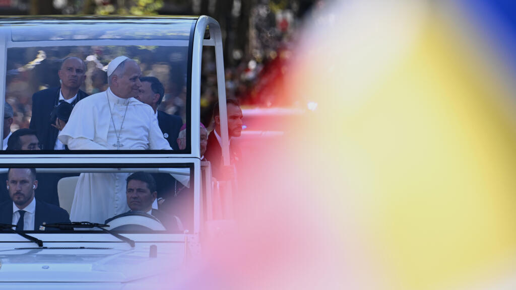 Papa Leo XIV Paris'te 600 Bin Kişilik Açık Hava Ayini Yönetiyor