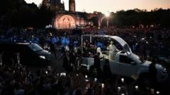 Papa Lourdes ve Paris Ziyaretinde Binlerce Kişi Akın Etti