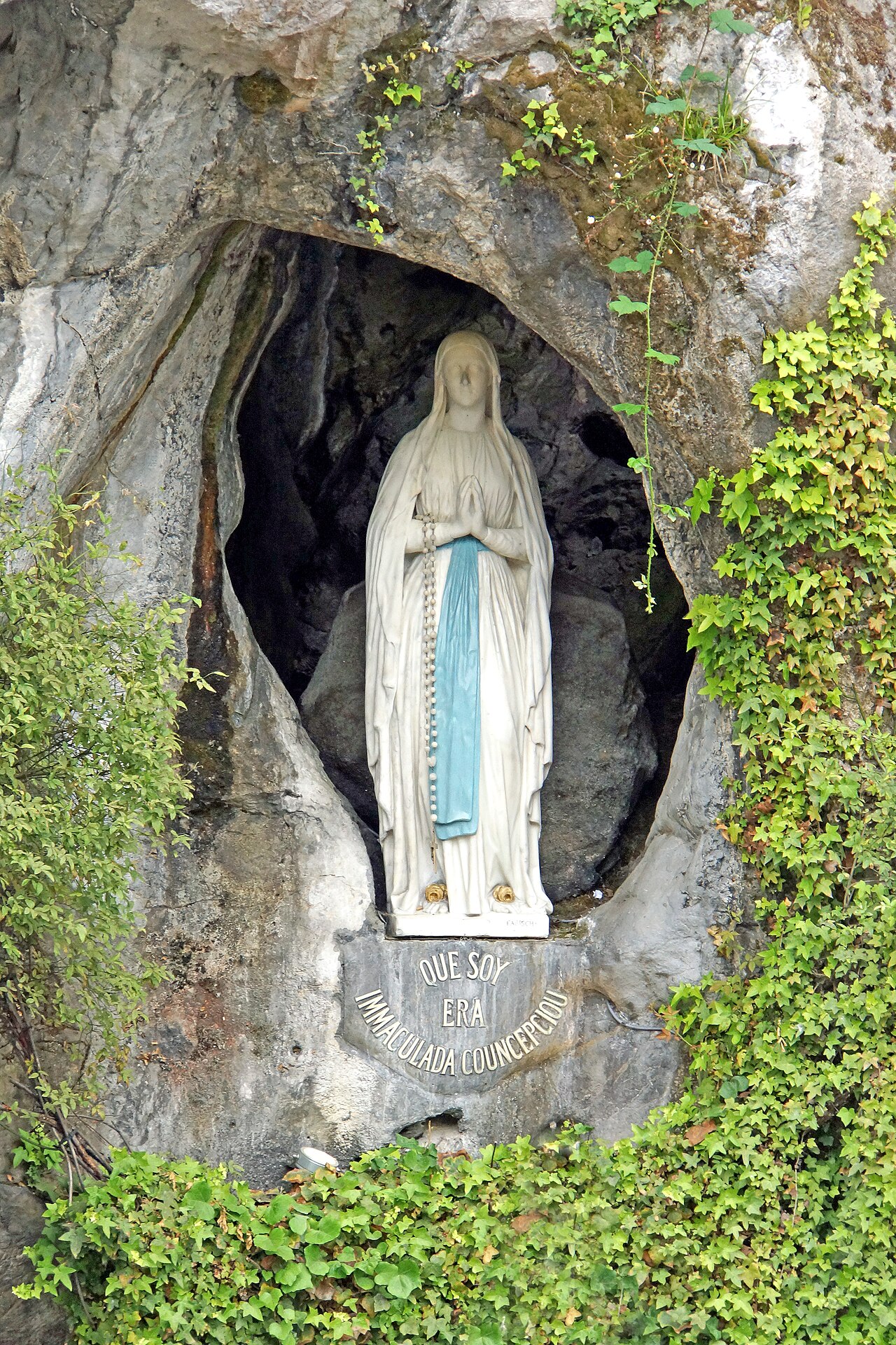 Papa Lourdes'te dua etti, Paris'te dev ayin yönetti