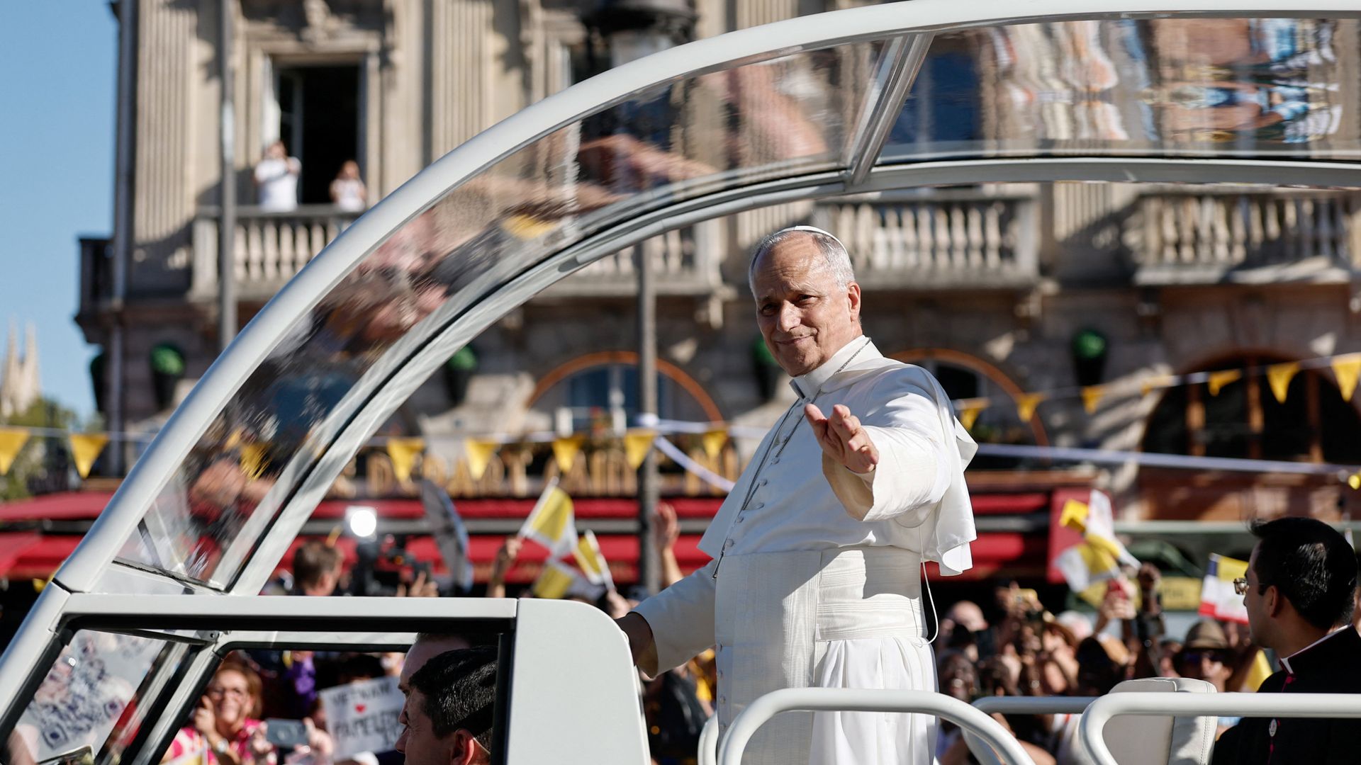 Papa Paris'te halkı selamladı, yapay zeka risklerine dikkat çekti