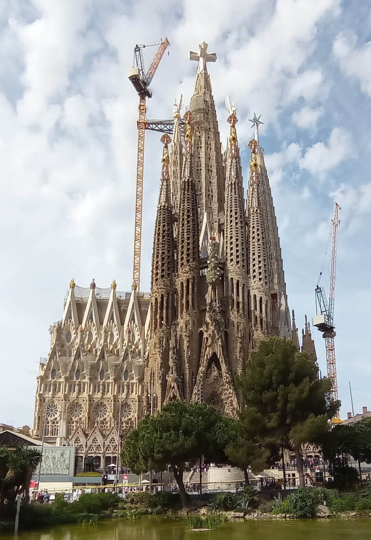 Papa'dan Sagrada Familia'ya ziyaret: Kimi kutsama, kimi lanet diyor