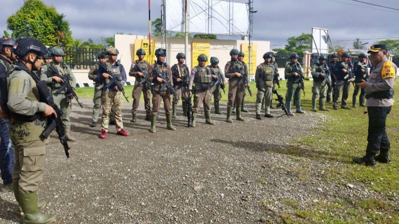 Papua'da Amerikalı pilot vuruldu, uçak yakıldı
