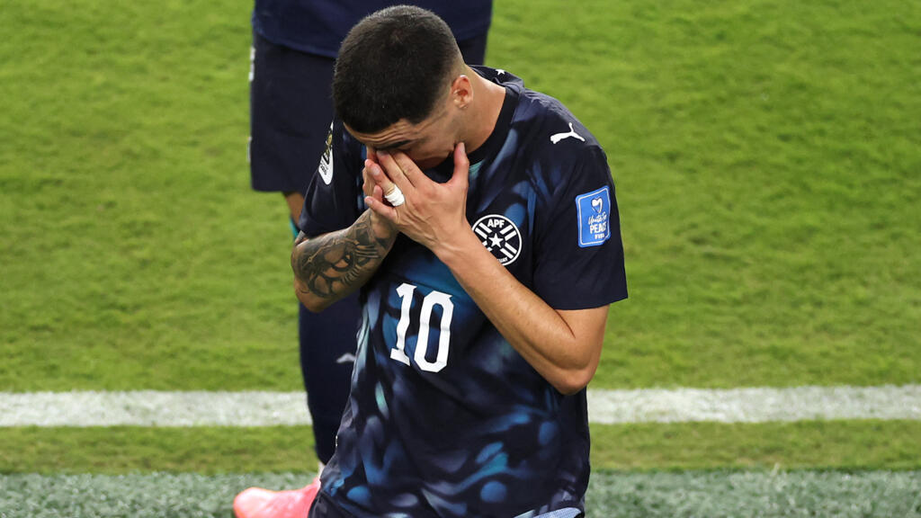 Paraguaylı Almiron'dan yeni FIFA kuralına ilk kırmızı kart