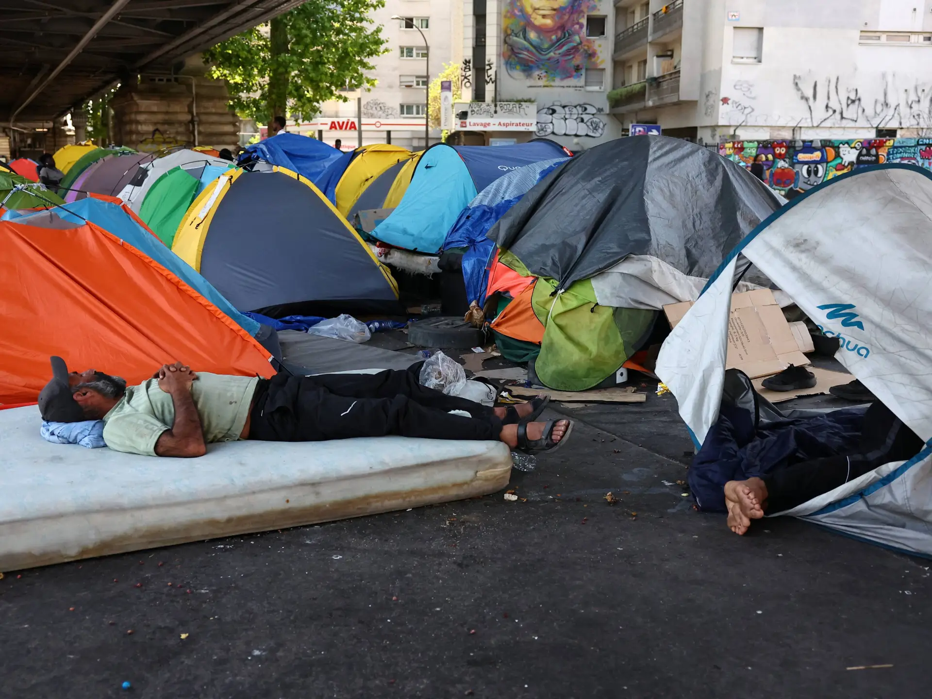 Paris'te göçmenler kavurucu sıcağa terk edildi