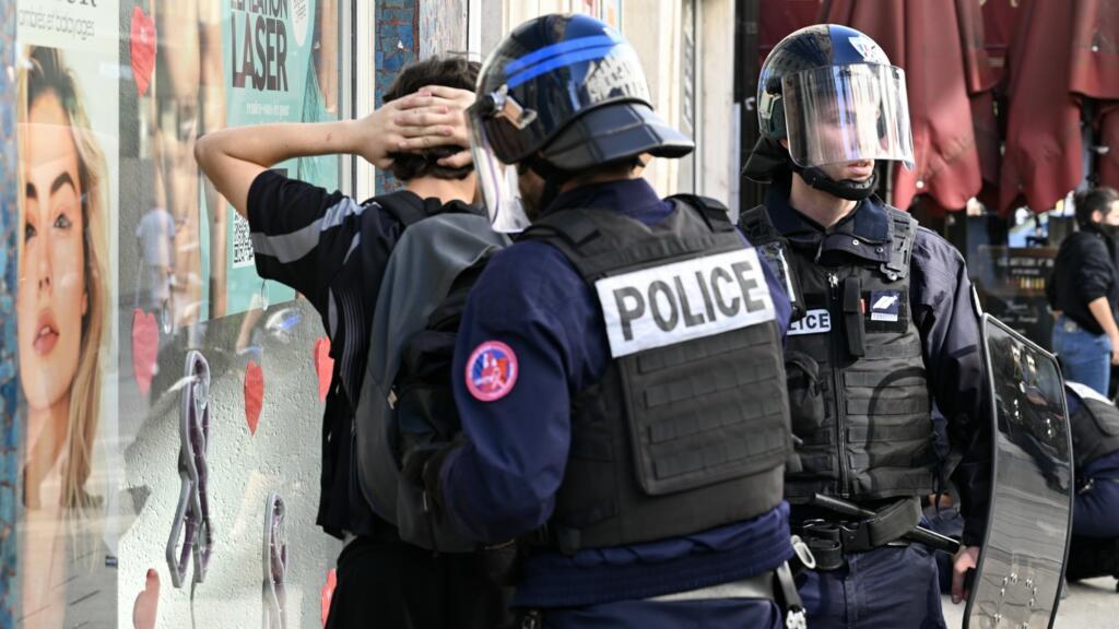 Paris'te lise öğrencileri ve sendikalar sokağa çıkıyor