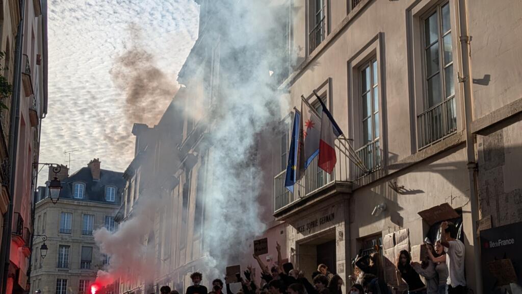 Paris'te Öğrenci İsyanı: 'Bıktık, Yeter Artık