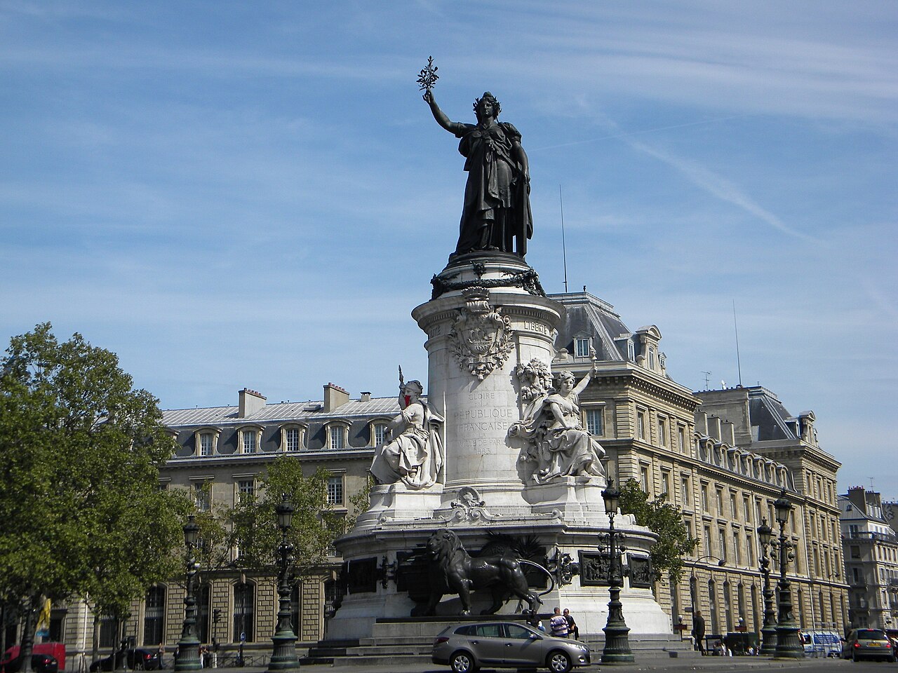Paris'te polis ile göstericiler arasında yeni çatışmalar