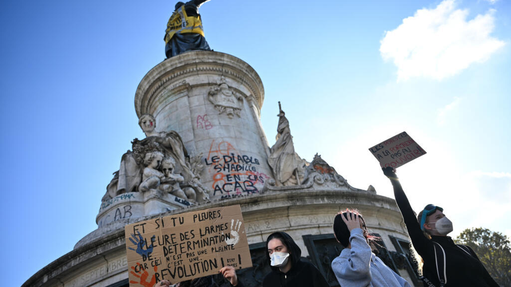 Paris'te polis ile göstericiler çatıştı: Gece 2400 gözaltı