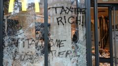 Paris'te protestolar ayaklanmaya dönüştü: 1.800 gözaltı