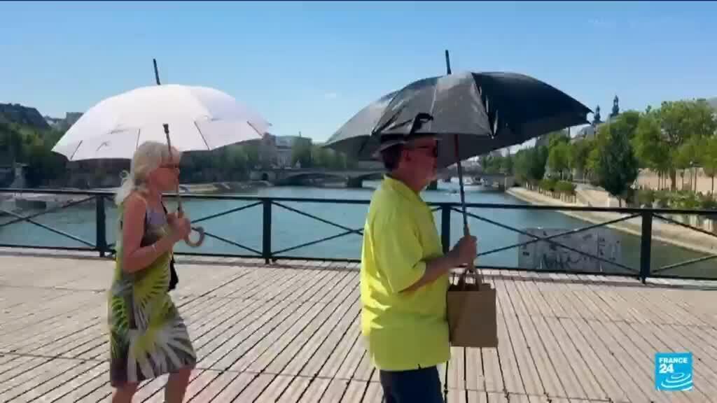 Paris’te aşırı sıcaklar turistleri kavuruyor
