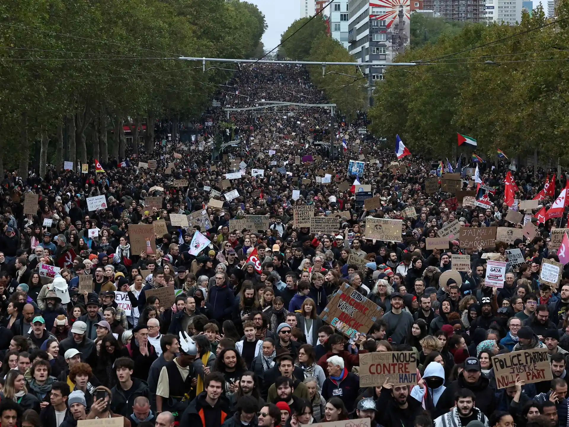 Paris'te binlerce kişi sokağa indi: Yetkililer düzeni sağlamak için sert önlemler alıyor