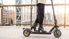Paris'te Elektrikli Scooter Sürücülerine Kask ve Koruyucu Ekipman Zorunluluğu