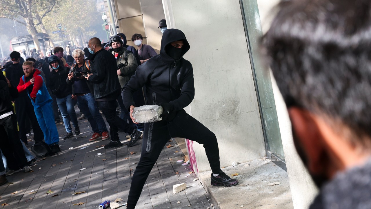 Paris'te Yağmacılar Dükkanları Talan Etti: Fransa'da Şiddet Olayları