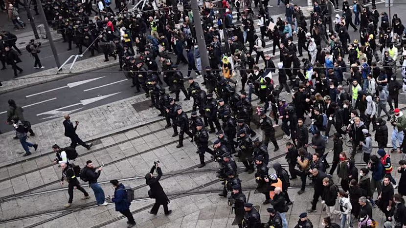 Paris'te Yeni Protestolarda Çatışma: 70 Bin Polis Görevde