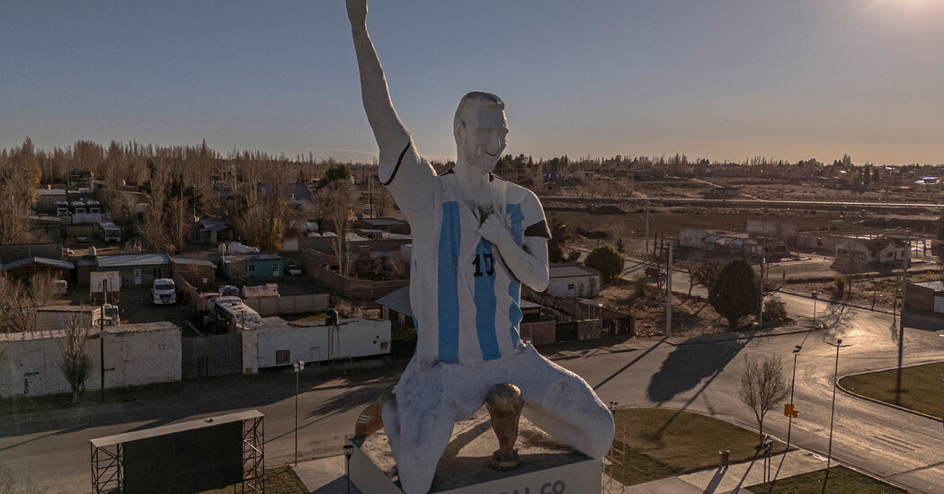 Patagonya Çölü'nde Messi Heykeli: Dünya Kupası Heyecanı