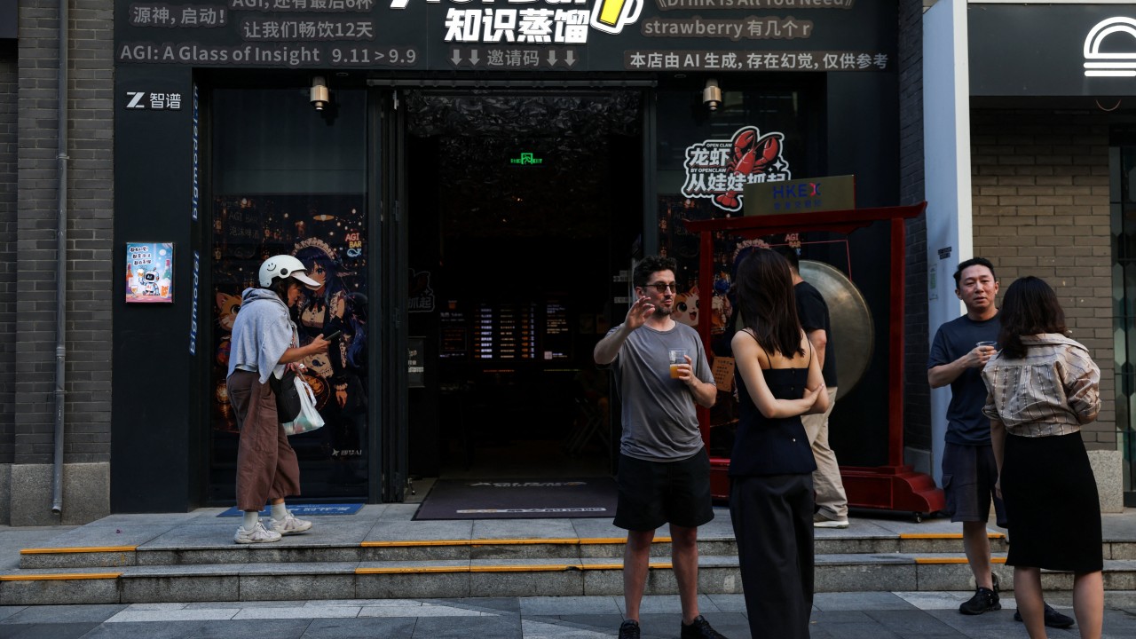 Pekin'de Yapay Zeka Temalı Bar: Bira ve Teknoloji Buluşması