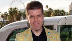 Perez Hilton canlı yayında kendine zarar verdiği iddiasıyla hastaneye kaldırıldı