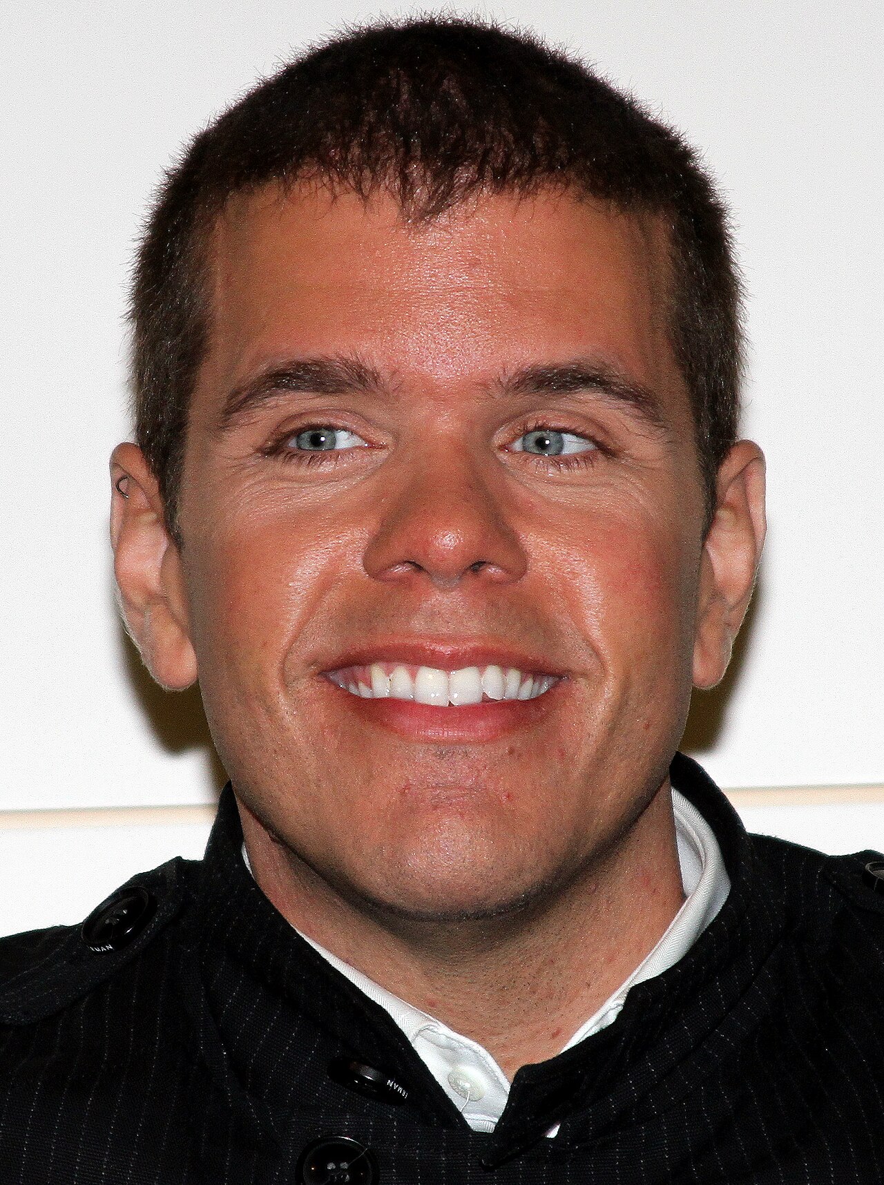 Perez Hilton'un Sağlık Durumu Kritik: Ameliyat ve Uzun Tedavi