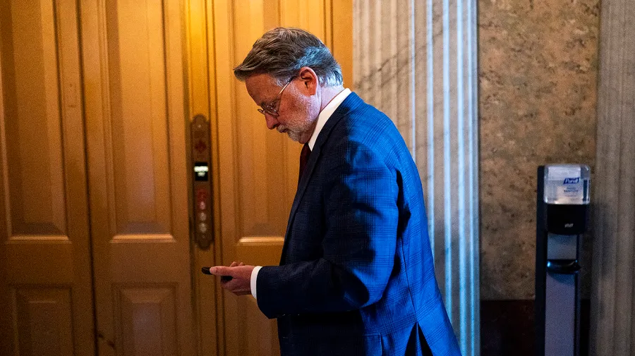 Peters Michigan Senatosu'nda Stevens'ı Destekliyor