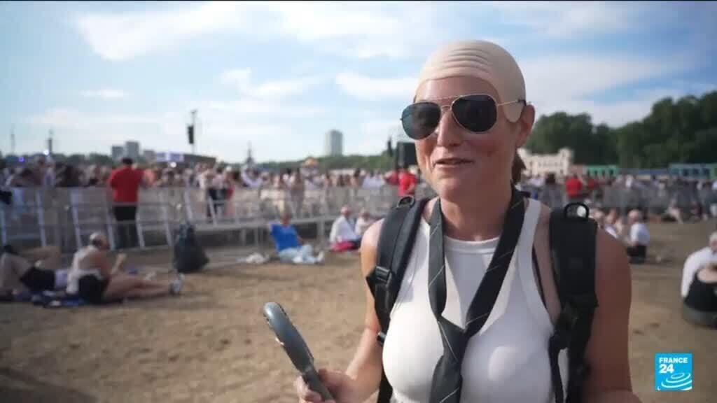Ünlü Rapçi Pitbull'dan Londra'da Rekor: En Çok Kişi Bir Anda Kel Kafa Taklidi Yaptı