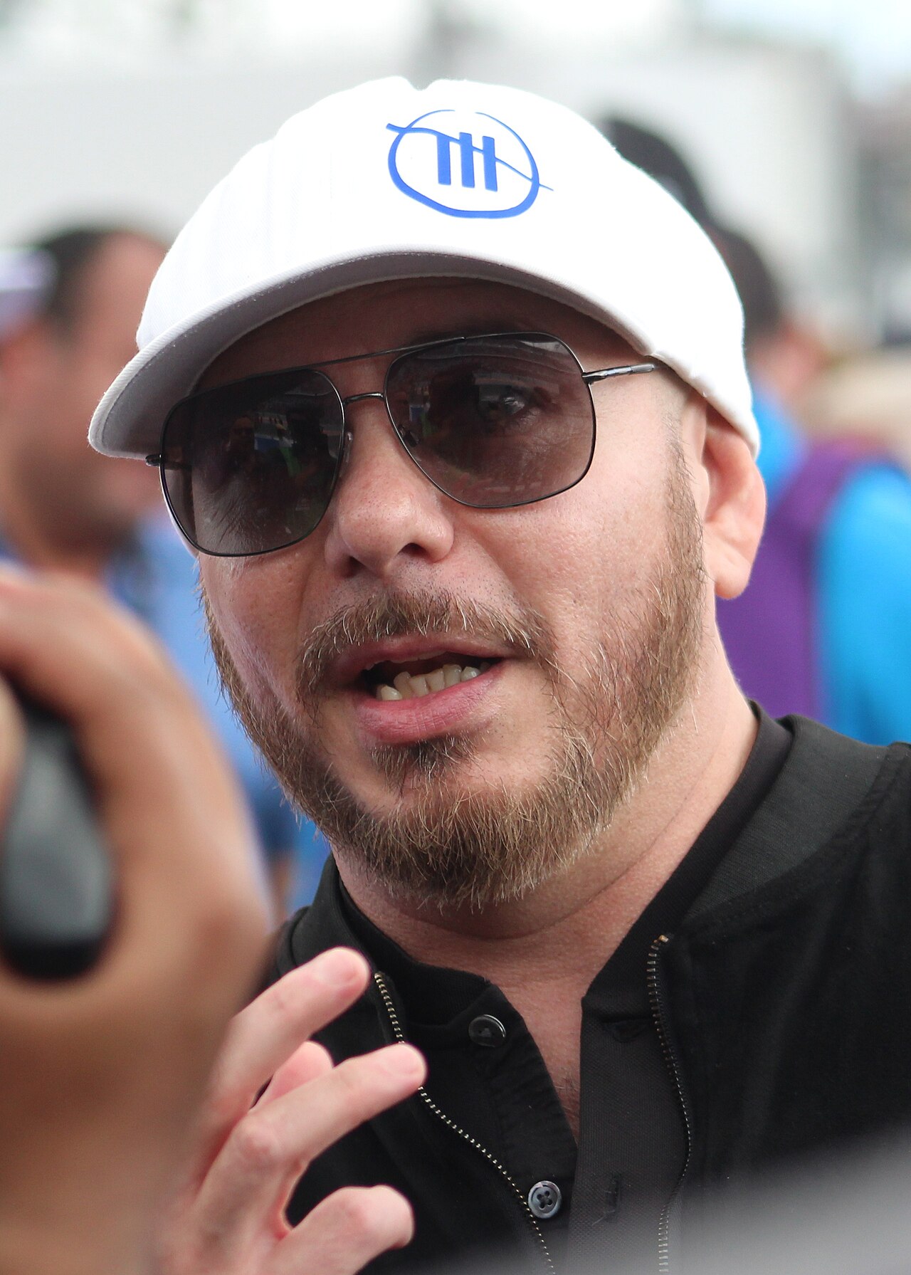 Pitbull ve 22 Bin Hayranı Kel Kafa Rekoru Kırdı
