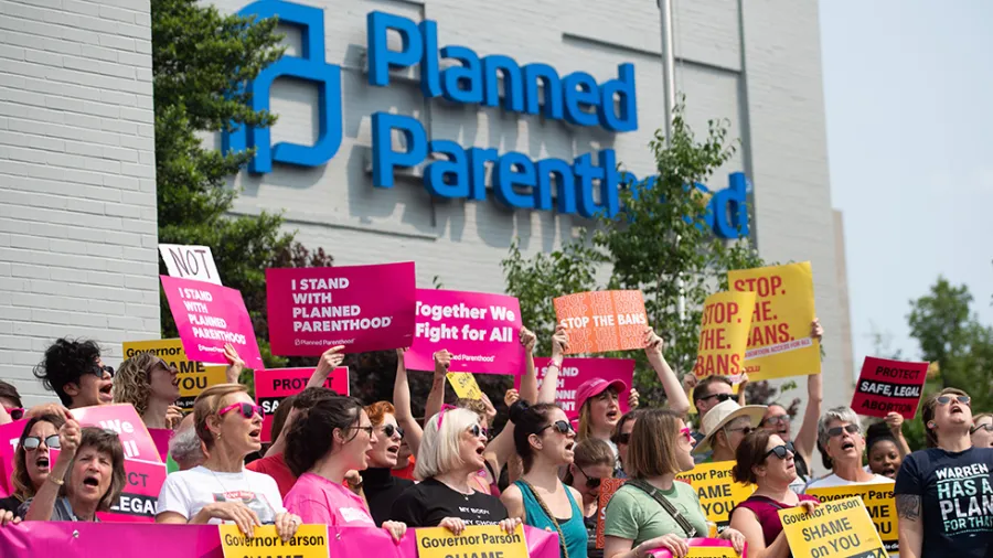 Planned Parenthood federal fonlara yeniden kavuşuyor