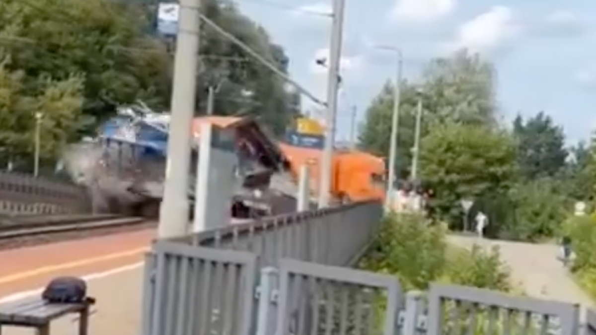 Polonya'nın Gdansk kentinde tren kamyona çarptı