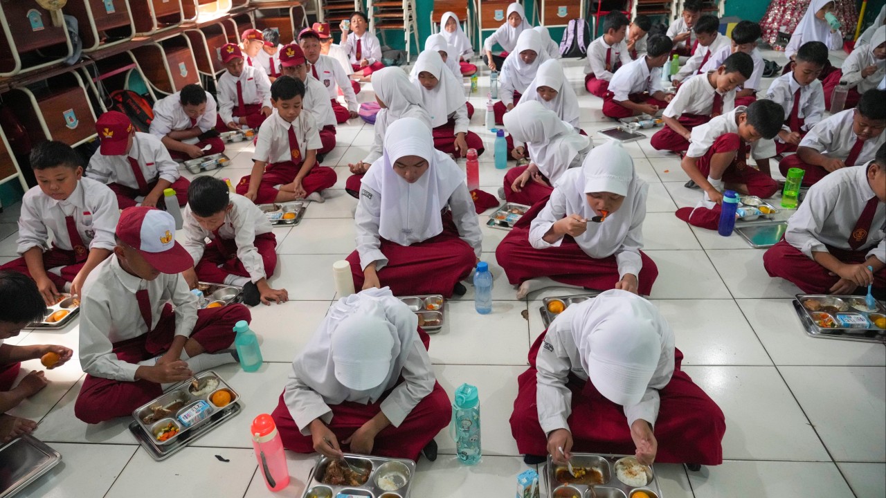 Prabowo'nun ücretsiz yemek planı yolsuzluk skandallarıyla sarsılıyor