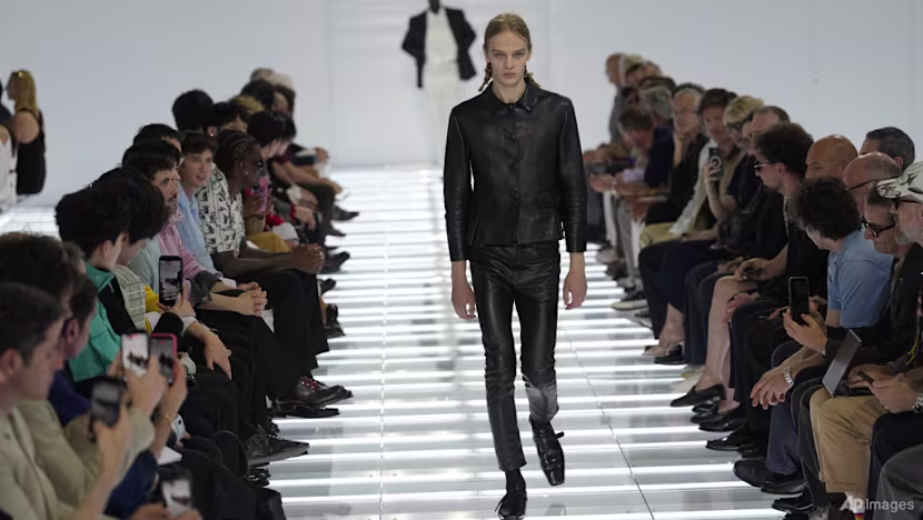 Prada, kot pantolon esintili ilkbahar 2027 koleksiyonuyla lüks erkek modasına yeni bakış