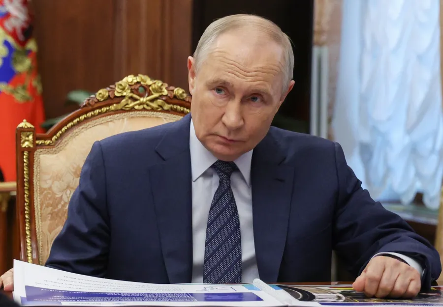 Putin'in 25 Yıllık İktidarı Sarsılıyor: Ukrayna Darbesi mi