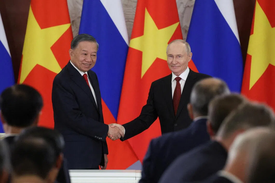 Putin'den Vietnam liderine Kremlin'de sıcak karşılama