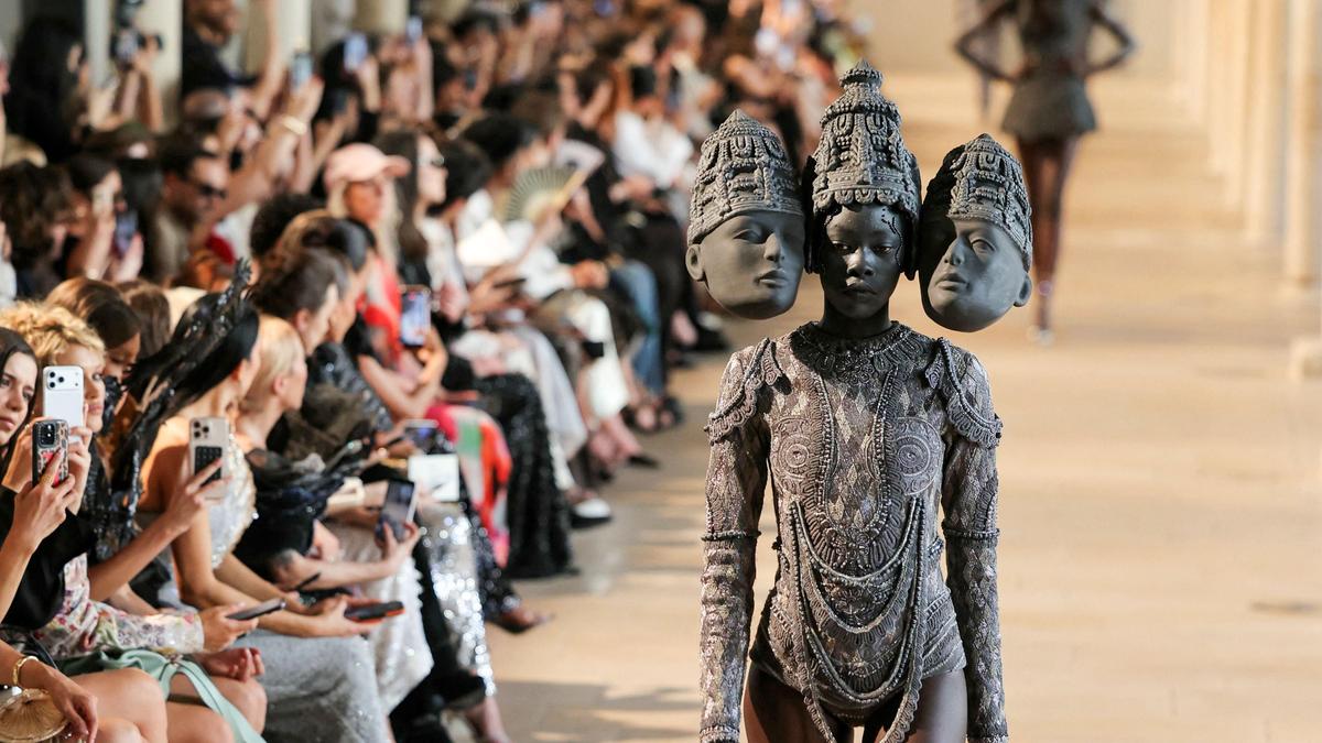 Rahul Mishra 'Devi' koleksiyonuyla Paris Haute Couture'da