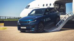 Range Rover ilk tam elektrikli modelini tanıttı