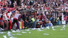 Rayo Vallecano maçı kağıt uçak protestosuyla tatil edildi