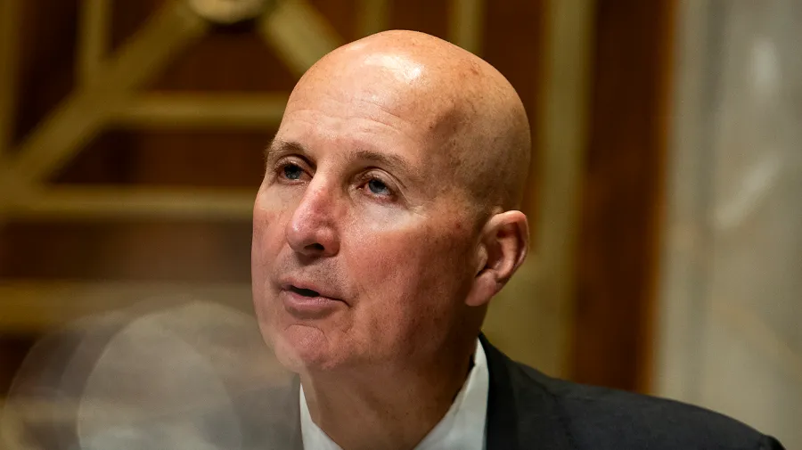 Ricketts, sağlık sorularını engellemek için Capitol Polisi'ni devreye sokmaya çalıştığı için özür diledi